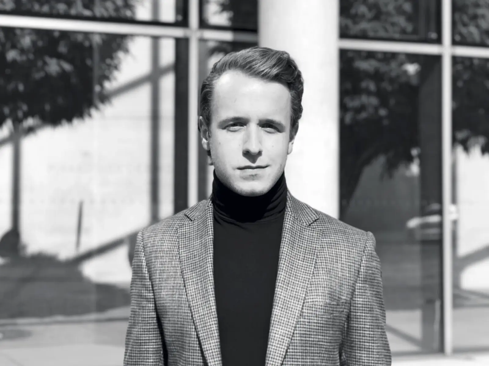 Der Autor
Nils Langhans ist Gründer und Geschäftsführer der Strategieberatung KAUFMANN / LANGHANS. Er berät Unternehmen in den Bereichen Strategy Making, Business Model Design und Equity Storytelling und hat Start-ups aus unterschiedlichen Industrien von der Pre-Seed-Finanzierung bis zum IPO bei der Entwicklung ihrer Equity Story unterstützt.