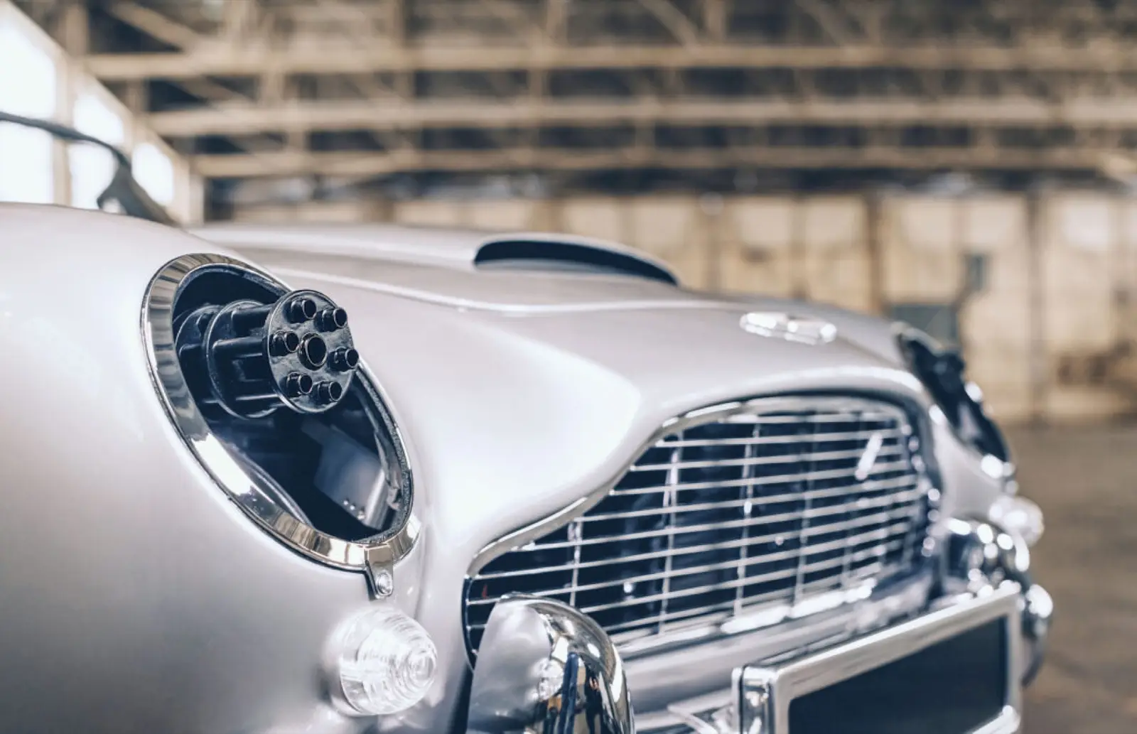 Während die „No Time To Die“-Edition vorne mit Platzpatronen schießt, kommt hinten echter Nebel raus. Mister Bond hat das praktisch genauso gemacht.