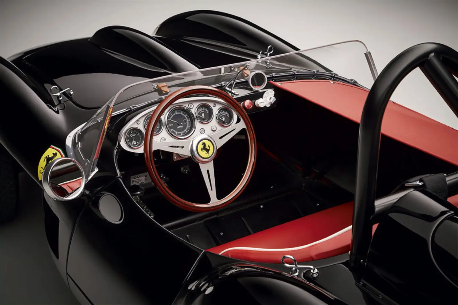 Der echte Bentley Blower ist ziemlich wuchtig, dieser ist auf lediglich 85 Prozent verkleinert – da passen also auch Kinder von 18 bis 80 perfekt rein. Aston Martin DB5, Bugatti Type 35 und Ferrari Testa Rossa offenbaren ihre Liebe zum Detail im etwas kleineren Maßstab.