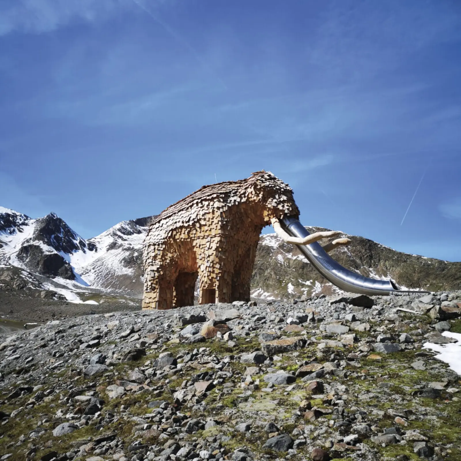 Kunst mit Mehrwert: Viele Naturidea-Projekte eignen sich auch als Spielplätze, wie etwa das sechs Meter hohe begehbare Mammut mit Stahlrutsche am Stubaitaler Gletscher.