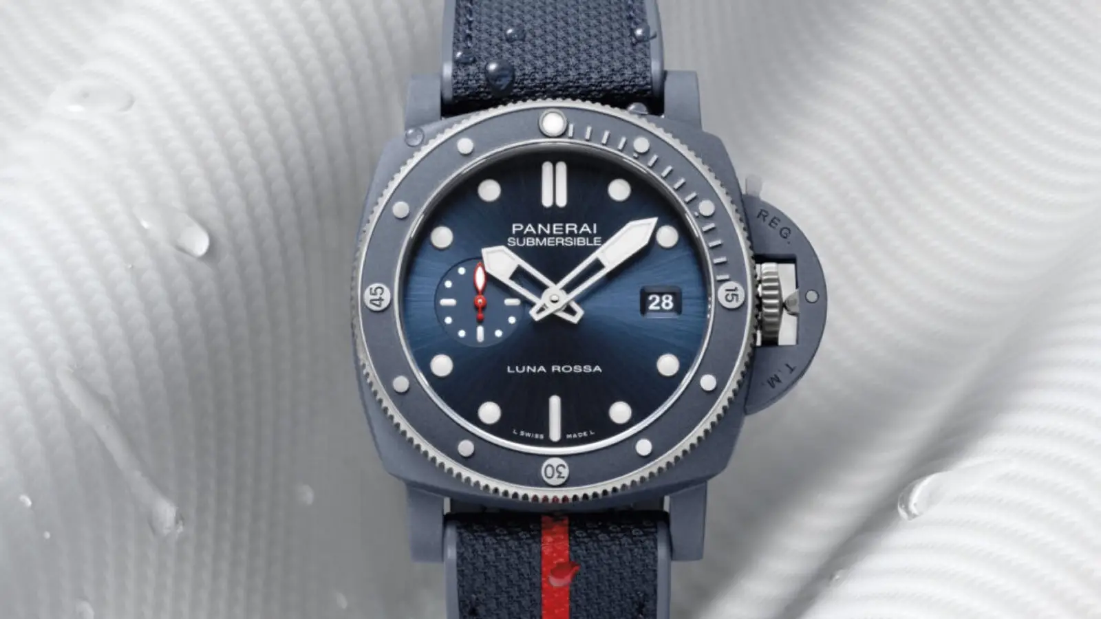 Bringt mit einem neuen Material Widerstandsfähigkeit und eine neue mattblaue Ästhetik in die Uhrenwelt: die Submersible QuarantaQuattro Luna Rossa Ti-Ceramitech PAM01466 von Panerai.