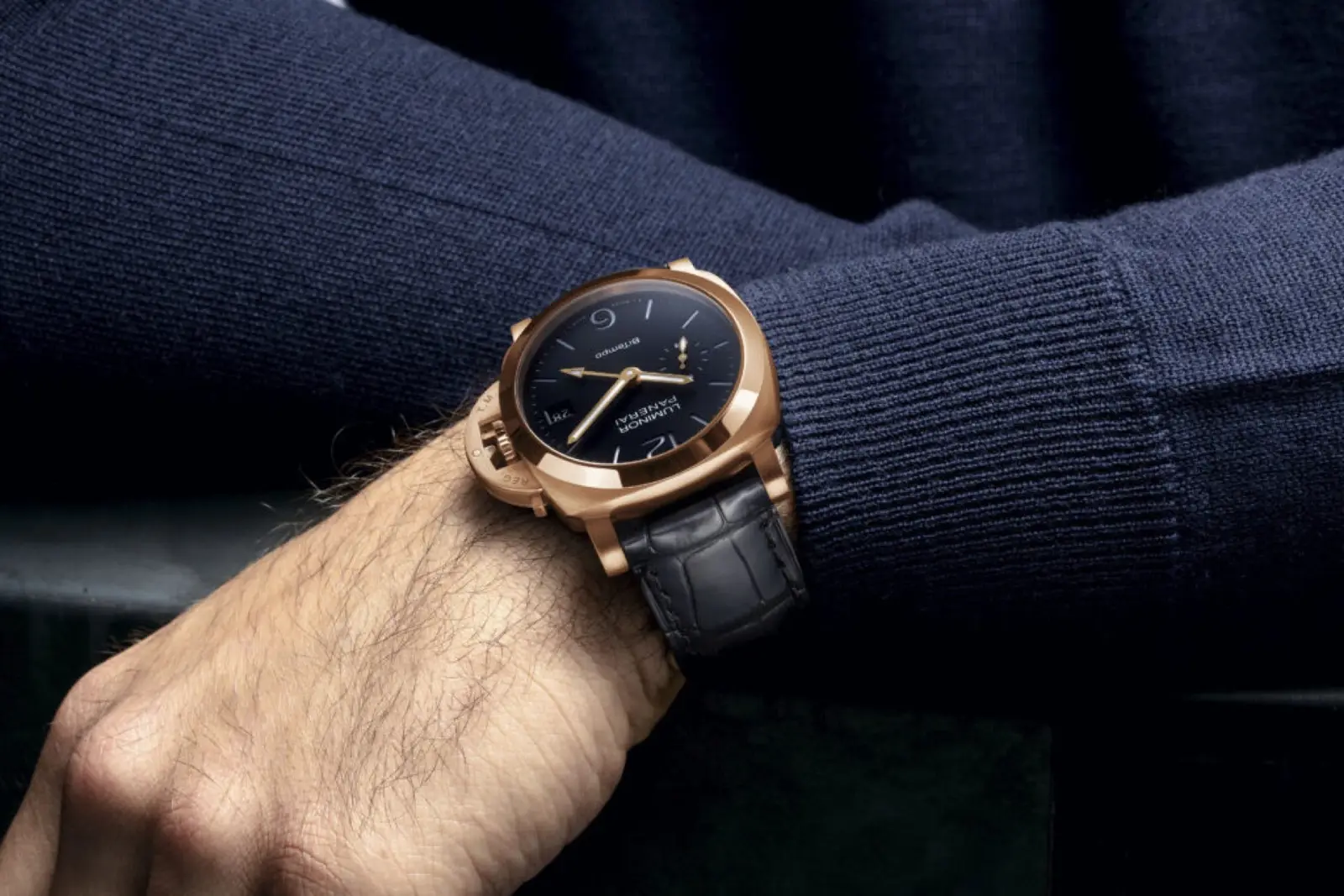 Panerai Luminor Quaranta BiTempo Goldtech PAM01641: Romantisch Veranlagte erinnert der warme Farbton von Goldtech, der speziellen Goldlegierung von Panerai, an einen Sonnenuntergang am Meer.