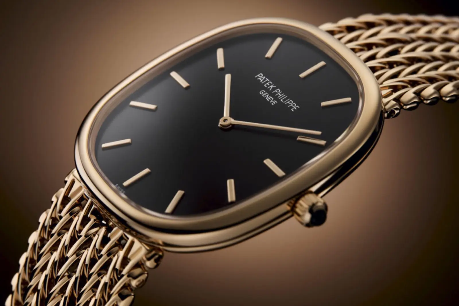 Eine Golduhr im Goldenen Schnitt: Die großformatige Golden Ellipse (Referenz 5738) von Patek Philippe präsentiert sich erstmals mit Roségold-Armband. Es besteht aus feinen, in Reihen angeordneten Gliedern und erinnert an ein Kettenarmband.