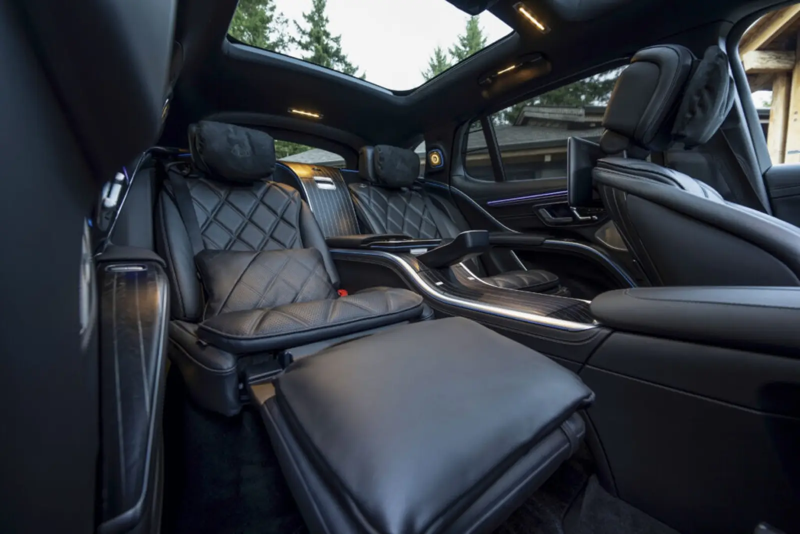 Wie man sich bettet, so fährt man, Maybach-Mercedes S-Klasse, GLS, SL 680 Monogram Series. Der Maybach Zeppelin DS8 entstand 1932 im ersten Leben der Marke, die kantige Designstudie 2022.