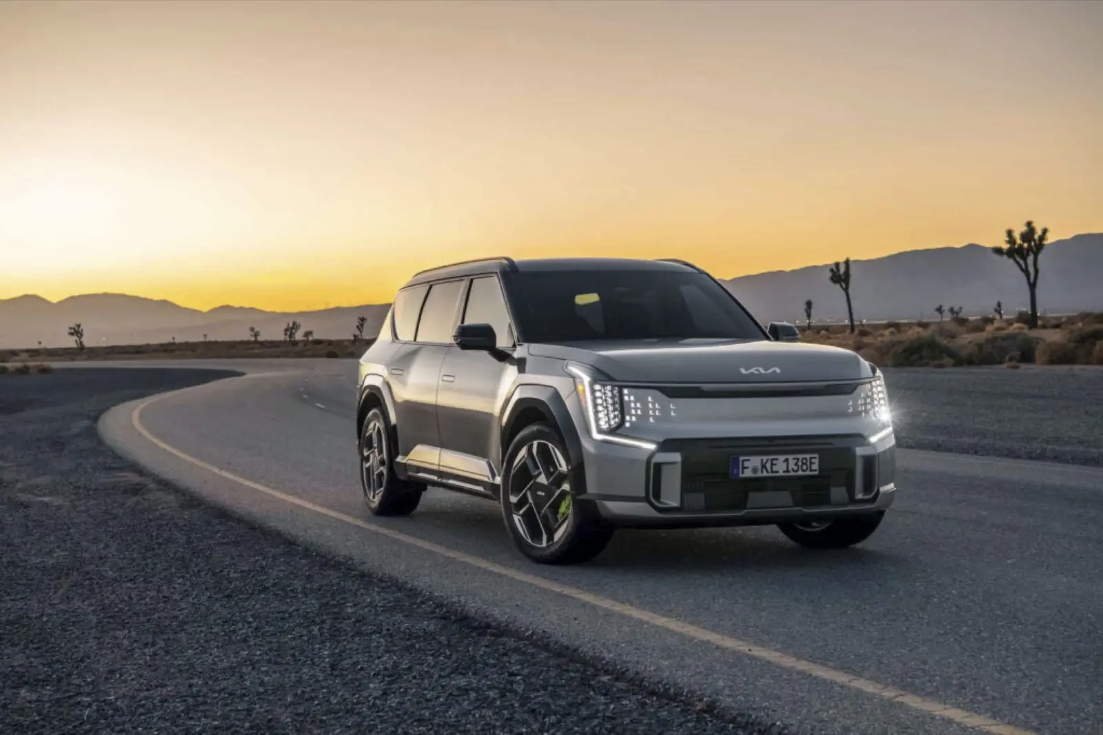 EV9 GT: Der batteriebetriebene Premium-SUV repräsentiert den Wandel Kias vom Preisbrecher zum Technologieführer. Mutiges Design, schlaue Technik, 
viel Komfort und innovative Features wie drehbare Rücksitze führten im Vorjahr zur Auszeichnung als „World Car of the Year“.