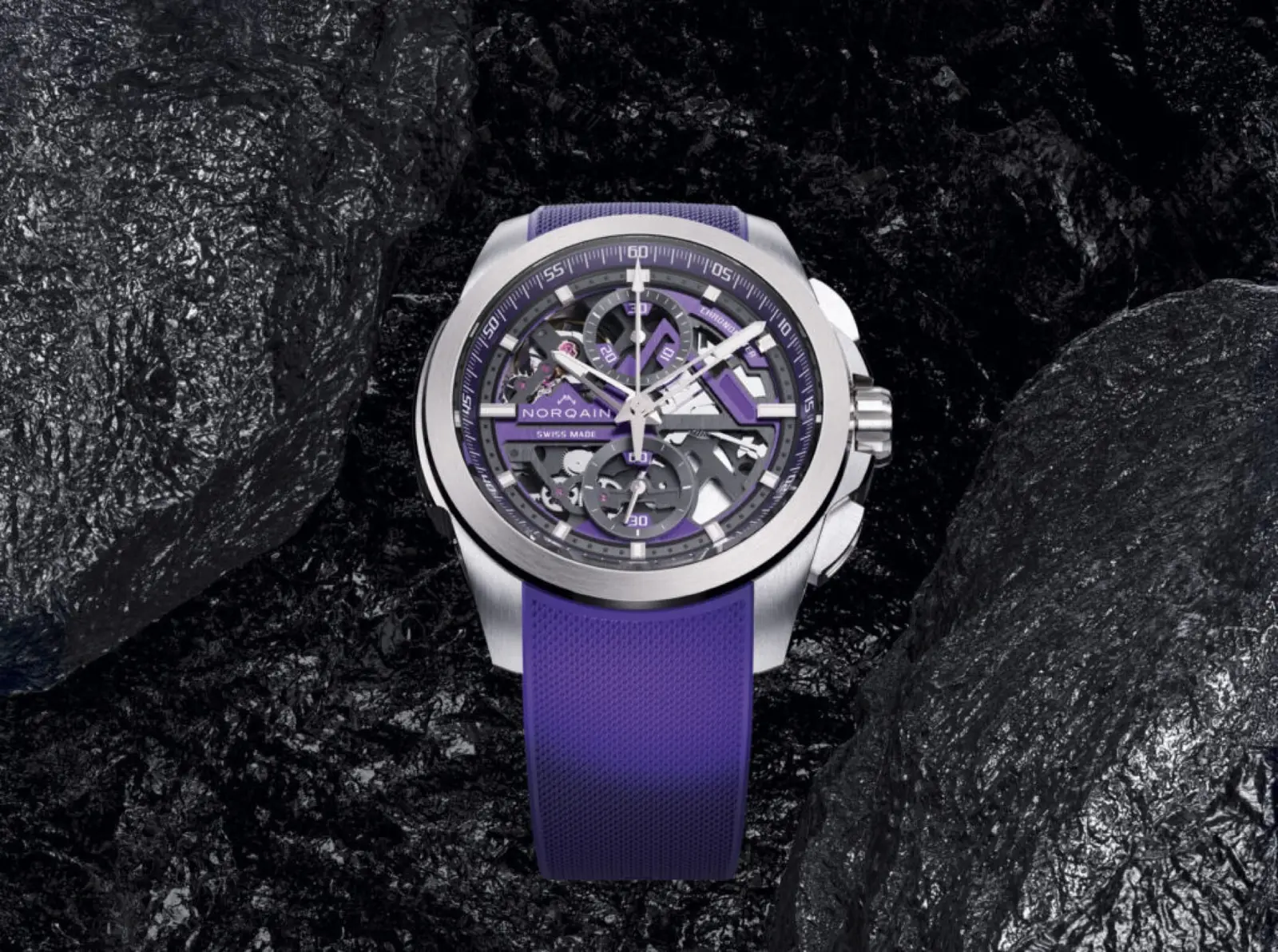 Gibt tiefe Einblicke in sein Innenleben, der Independence-Skeleton-Chrono von Norqain in Violett: Dort sieht man das Manufakturkaliber Norqain 8K.