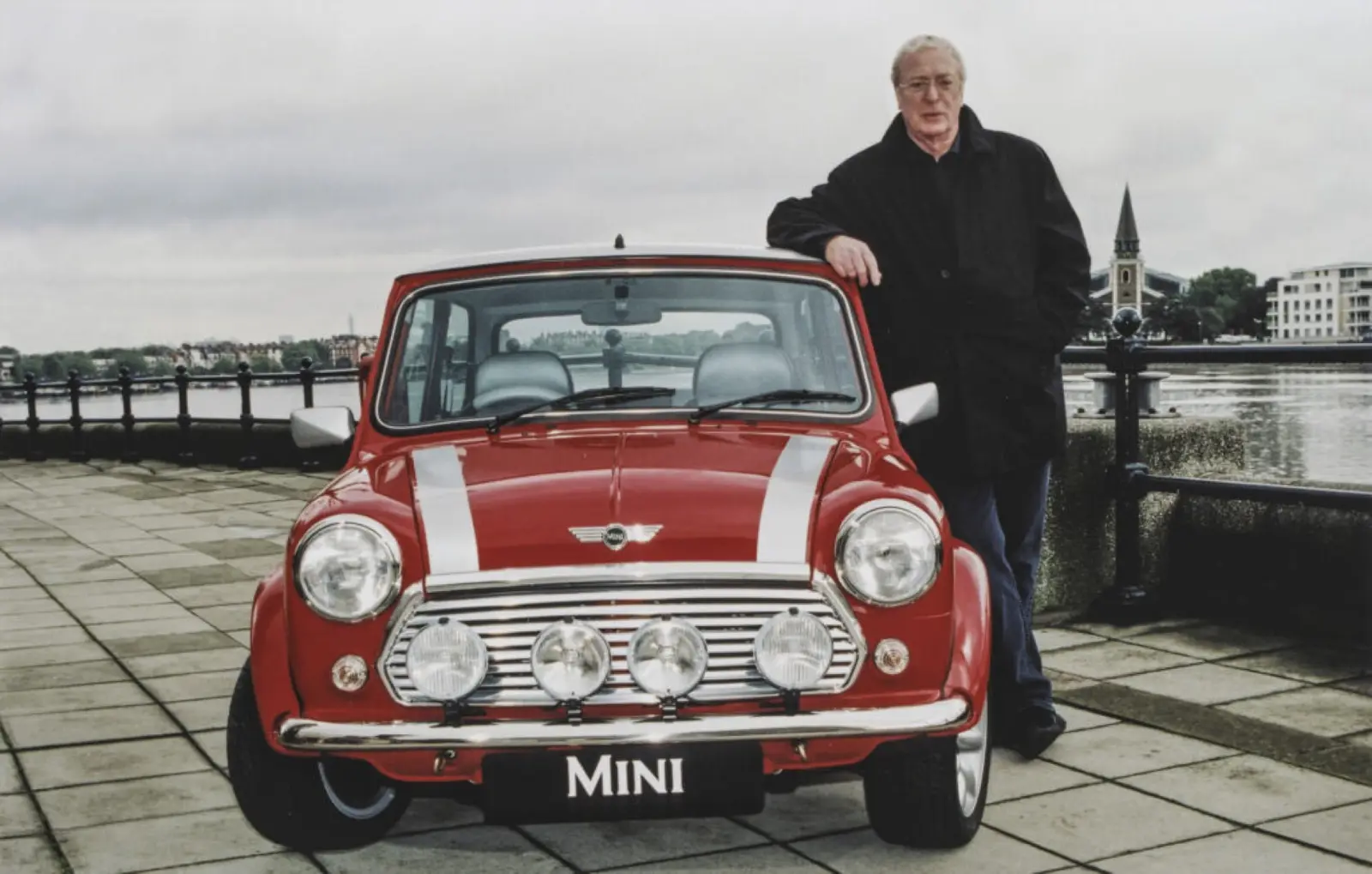… hier mit einem späten Mini Cooper posiert. So bog der Mini in seine letzte Lebensphase, sie währte bis zu seinem Produktionsende am 4. Oktober 2000.