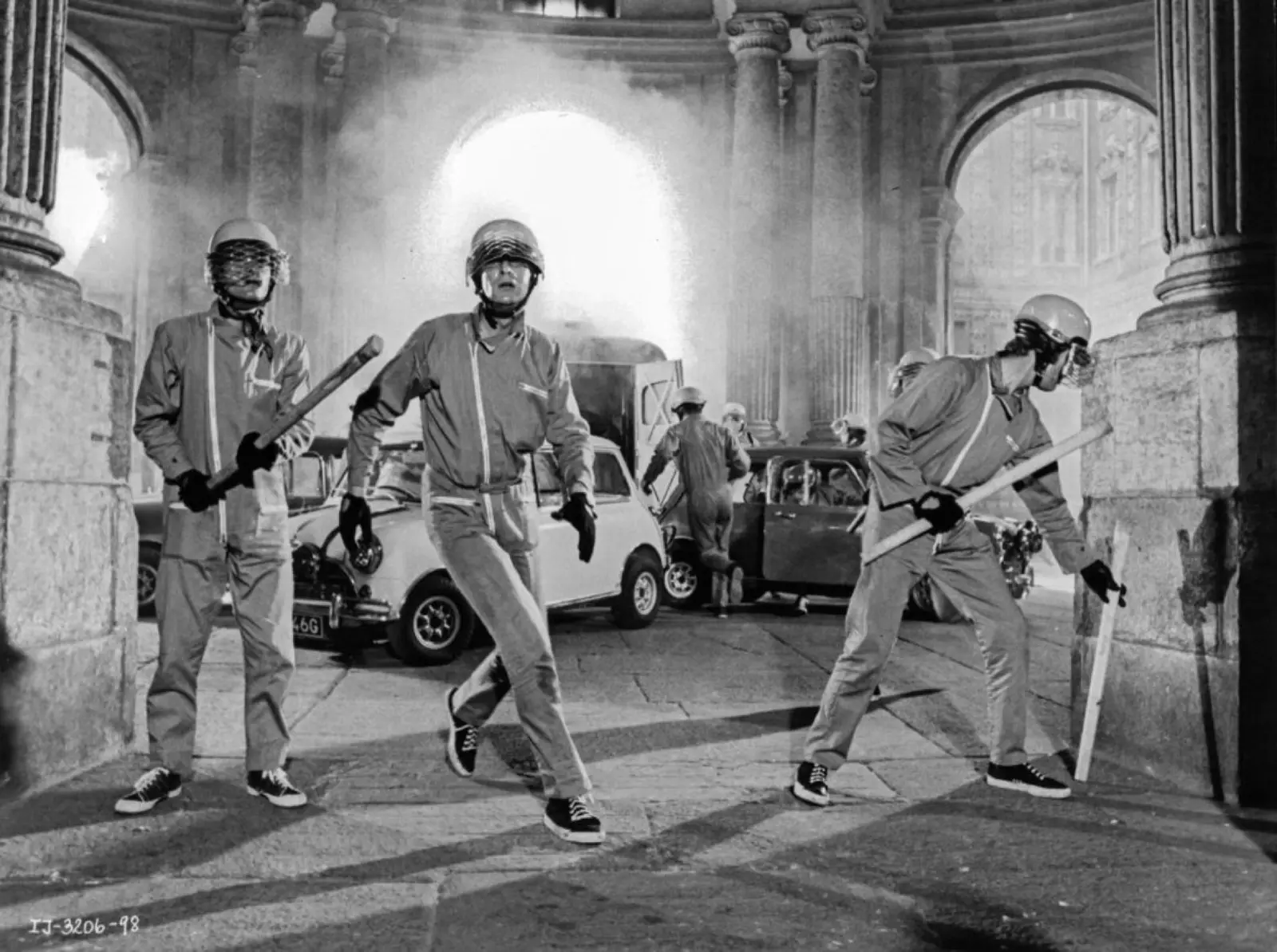 In „The Italian Job“ spielte der Mini 1969 gleich drei Hauptrollen, natürlich half seine Winzigkeit beim Gelingen des Coups. In der menschlichen Hauptrolle: Michael Caine, der ...
