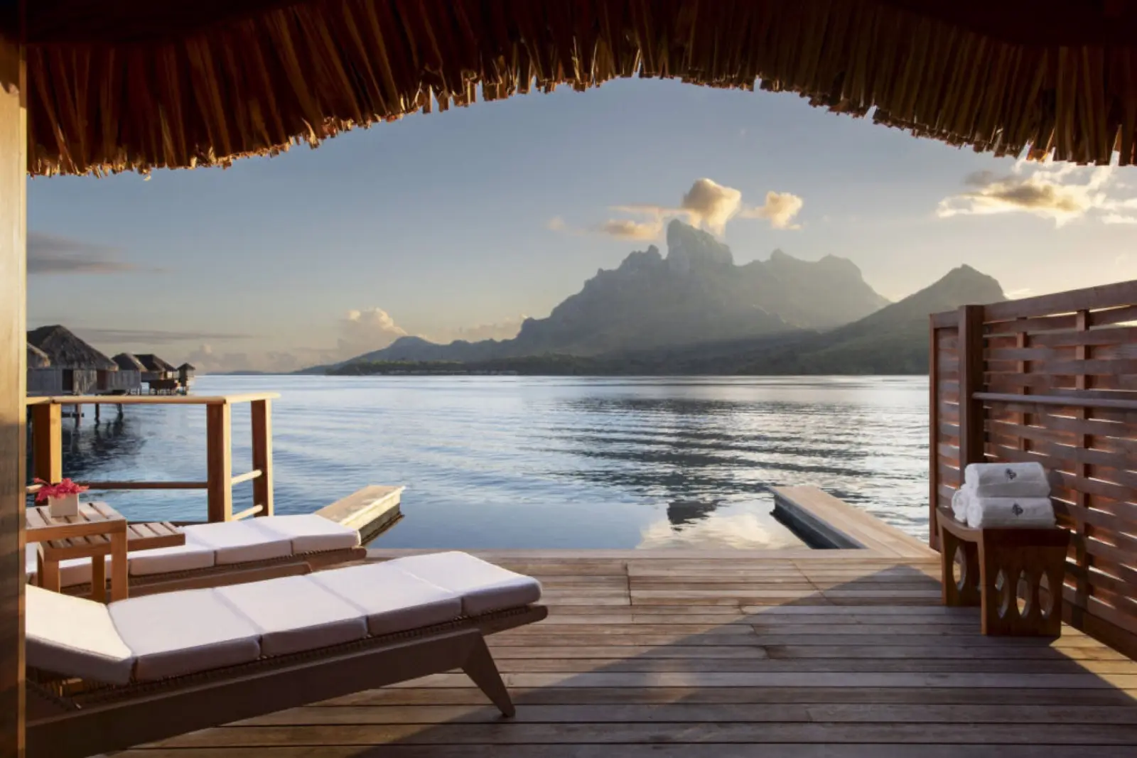 Bora Bora: Wenn schon Südsee, dann in einer Strand- oder Overwater-Villa im Four Seasons an der berühmten türkisfarbenen Lagune der Insel.