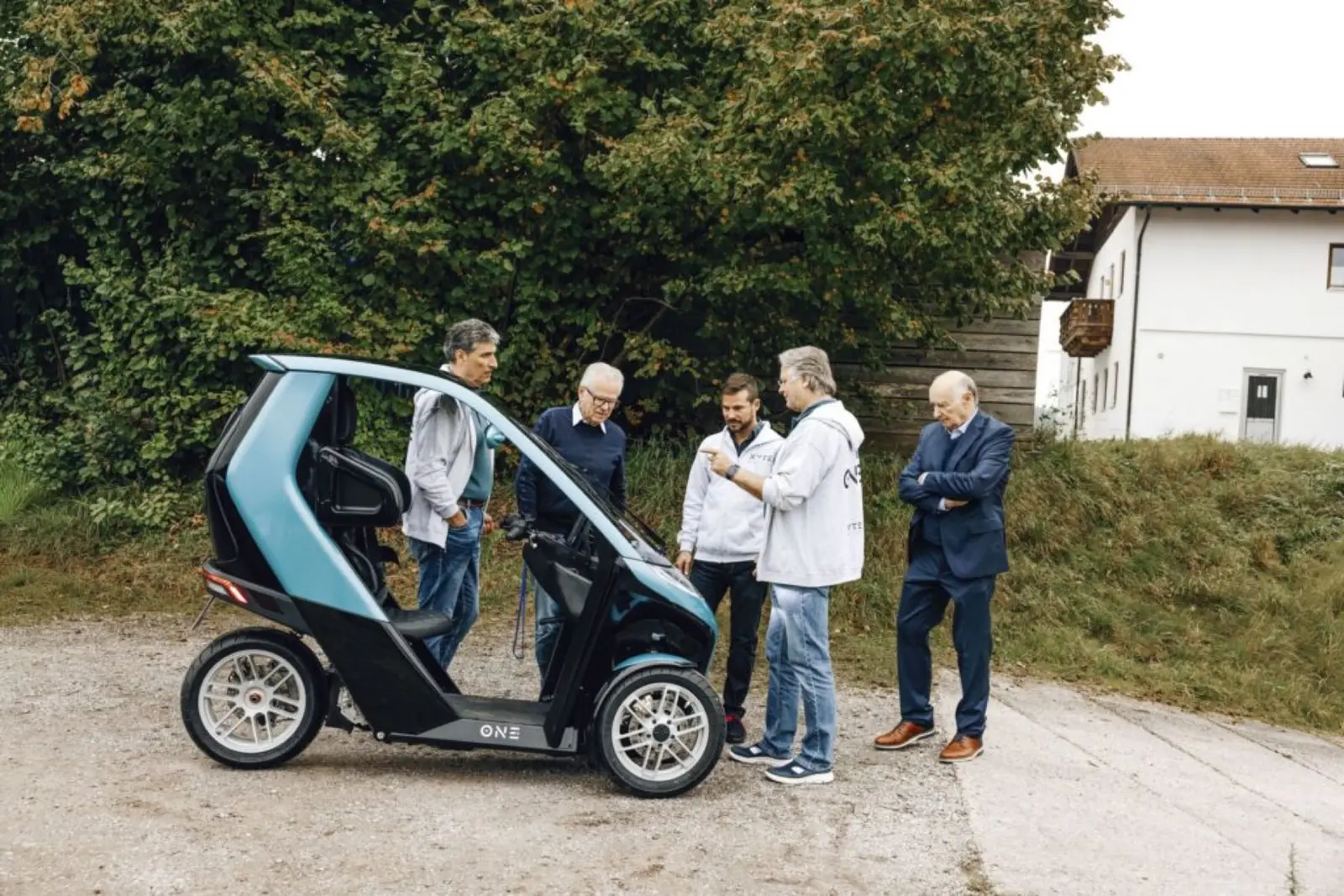 Das XYTE-Führungsteam (v. l. n. r.) Gianfranco Pizzuto, Dr. Wolfgang Ziebart, Christoph Walz sowie Axel Deicke, Klaus Gersmann (Bild rechts, rechts außen) mit ihrem ersten „Baby“.